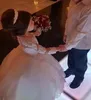 La mayoría del vestido de bola encantador Longitud del piso blanco Apliques de tul Vestidos de niñas de flores de encaje para bodas Perlas de manga larga Con cuentas Vestidos de comunicación