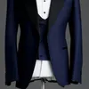 Navy Blue Men Bröllop Tuxedos Black Peak Lapel One Button Groom Tuxedos Utmärkt Män Jacka Blazer 3 Piece Suit (Jacka + Byxor + Tie + Vest) 2520