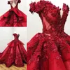 2021 Quinceanera Vestidos Bola Vestido Lace 3D Floral Flores Beads Off Doce 16 Illusion Court Tribunior Trem Dark Red Party Prom Noite Vestidos