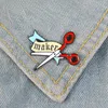 Forbici Spilla smaltata Cartoon Banner Maker distintivo spilla Spilla Denim Borsa jeans Colletto camicia Gioielli artigianali Regalo per gli amici