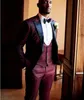 Burgundia Groom Smokingi Czarny Lapel Groomsman Wedding 3 Piece Suit Moda Mężczyźni Business Party Jacket Blazer (Kurtka + spodnie + krawat + kamizelka) 265