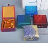 Cotton Filled Square Sieraden Houten Display Box Bangle Armband Geschenkdoos Verpakking Chinese Zijde Brocade Storage Collection Box 10x10x4.5cm