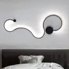 Modern Curve LED Vägglampa Snake som S Form SCONCE Wall Lights för vardagsrum Sovrum Belysningsarmaturer Heminredning Armatur