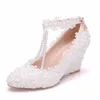 Puntige teen wedge hak schoenen 8 cm wiggen trouwjurk hakken met t-riemen elegante witte kant bruidsmeisje schoenen ceremonie pomp