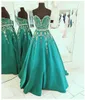 Luksusowy Szmaragdowy Zielony Prom Dresses Kryształ Frezowanie Pełne Ciało Zanurzanie Bandaż V-Neck Satin Eleganckie Formalne Suknie Wieczorowe Korant Dress Girl