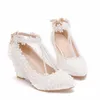 Scarpe tacco a cuneo punta di punta da 8 cm cunei tacchi abiti da sposa con aree ttreggiate eleganti scarpe da damigella d'onore in pizzo bianco pompa