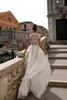 Julie Vino nya höga slitsar bröllopsklänningar Böhmen Sexig spets applicerade brudklänningar en linje strandbröllopsklänning