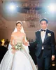 Noble Off Shoulder Satin Tulle Aline Bröllopsklänning med Långt tåg Ärmlös Appliques Lace Bridal Dresses Cusstom Made