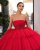 2019 Red Tiered Rok Baljurk Puffy Quinceanera Jurken Prom Party Strapless Beaded Applicaties Meisje Pageant Jurken Sweet 15 Towns