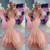 Rosa av axel prom klänningar spets pärlstav långa ärmar sjöjungfrun kvällsklänningar Saudiarabien Ruffles sopa tåg formell fest klänning 2020
