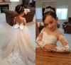 2023 Carino Blush Pink Flower Girls Abiti maniche lunghe per matrimoni Appliques in pizzo Ball Gown Compleanno Ragazza Comunione Pageant Abiti Champagne