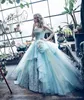 2019 Mintgrünes, trägerloses Quinceanera-Kleid, luxuriöse Applikation, handgefertigte Blumen, Stufenrock, Tüll, Festzug, Party, Abschlussball, Ballkleid, nach Maß