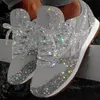 Lyxiga kvinnors fritidsskor Svarta Vita glittrande kvinnor Låg glitterpump Designer Trainer Platform Sneaker