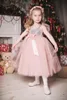 かわいいピンクの王女の花の女の子のドレス新しいスパンコールのティアードフリルショートリトルガールページェントガウン