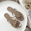 Femmes de meilleure qualité Pikes Bowknot Plats de gants plates Sandales Luxury Lady Girls Brands Flip Flops Ded Shoes Summer Jelly Beach Slides Designe7128101