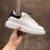 2022 Designer fritidsskor för kvinnor och män snörning äkta läder Platt Svart Röd Rosa Daily Lifestyle Skateboardsko Sneaker storlek 35-44