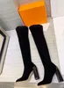 -العلامة التجارية للأزياء H Womens High Boots Martin Ladies chunky High Heel 10 5cm مدببة بأصابع القدم 22 بوصة تمتد من جلد الغزال 250T