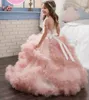 Nya billiga blomma tjejer klänningar för bröllop Blush Pink Ball Gown Cap Sleeves Tulle Ruffles Tiered Beaded Barn Kids Party Communion Grows