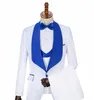 2020 White Groomsmen Peak Lapel Groom Tuxedos Män Bröllopsklänning Bästa Man Blazer Prom Dinner 3 Piece Suit (Jacka + Byxor + Tie + Vest)