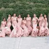 2019 Plus Size Mermaid Abiti da damigella Dusty Pink Off the Shoulder Zipper Torna Asimmetrico a strati Gonna Maid of Honor Abiti da sposa