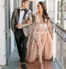 Atemberaubende Jumpsuits, Boho-Hochzeitskleider, durchsichtig, tiefer V-Ausschnitt, Strand-Brautkleider mit abnehmbarer Schleppe, applizierte Spitze, böhmische Vestido de Novia