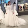 Una línea árabe de Dubai Vestidos de novia con mangas largas Apliques de encaje Tul Cuello alto Joya Vestidos de novia simples Vestidos por encargo ppliques