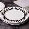 Assiettes à dîner en porcelaine géométriques noires et blanches Assiette ronde en céramique de 8 pouces pour dessert gâteau petit déjeuner steak rayures point courbe 7 motif