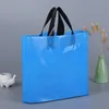 Borse per la spesa in plastica con manico Borsa per indumenti/abbigliamento/regalo in tinta unita Forniture per feste Logo personalizzato stampato disponibile