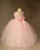 Nyaste bollklänning blomma flicka klänning torg ärmlös tulle spets applique fjäder bröllopsklänning golv längd flicka födelsedagsdel