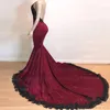 Sexy rückenfreie Burgunder-Nixe-lange Ballkleider mit schwarzer Spitze, formelle Abendkleider, Neckholder-Pailletten-Partykleider