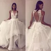 Vår sommarstrand bröllopsklänningar Sheer Neck Spaghetti Straps Tiered Ruffles Land Brudklänningar Lace Appliques Backless Wedding Dress