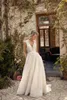 Lihi Hod Bröllopsklänningar 2020 En linje Sweep Train Deep V Neck Beach Bröllopsklänning Anpassad Plus Size Böhmen Backless Bridal Gowns