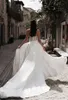 Ny ankomst Billiga A Line Jumpsuits Bröllopsklänningar Sweetheart Lace Satin med Overskirts Brudklänningar Byxor Klänning Vestidos de Novia