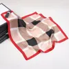 La nueva seda de morera 53 cm patrón geométrico damas moda pequeña caja pequeña bufandas cuadradas bufanda estudiante
