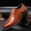 Tamanho 38-48 Marca Brogue Esculpido Homens De Couro Genuíno Whole Cut Oxford Sapatos Clássicos Lace Up Wedding Party Man Marrom Vestido Sapatos