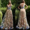 2020 Nieuwe Butterfly Flower Prom Dresses Sheer V-hals Mouwloze Lange Avondjurken Terug bedekte knopen Arabische formele feestjurk op maat gemaakt