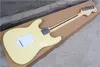 Guitare électrique jaune en gros d'usine avec poupée inversée, Pickguard blanc, manche en érable, quincaillerie dorée, peut être personnalisée