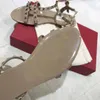 Hot koop-mode luxe vrouw designer sandalen klinknagels grote strik zomer strand sandalias femininas sandale platte jelly sandalen maat 35-40