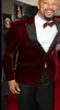 Neuer stilvoller Bräutigam-Smoking mit einem Knopf, dunkelrotem Samt, spitzes Revers, Trauzeugenanzug für den besten Mann, Herren-Hochzeitsanzüge (Jacke + Hose + Krawatte) 926