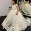 Vacker blomma flicka klänningar Jewel 2019 Pagant klänningar med spets applique A-line ramar skräddarsydda golvlängd formella festklänningar