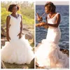 Modische Meerjungfrau-Kleider mit V-Ausschnitt, Träger, Spitze, appliziert, nach Maß, Rüschen, gerafft, südafrikanisches Hochzeits-Brautkleid