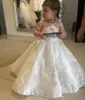 Bambine Flower Girls Abiti con O Collo Sheer Neck Una linea Appliques Pizzo Abiti lunghi da spettacolo per ragazze Toddles Abito da comunione