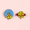 Alfileres de esmalte de pizza de queso de dibujos animados, broches de insignias redondas de planeta OVNI misterioso para mujer, sombrero, ropa, pin de solapa, regalos de joyería de moda para alimentos