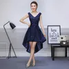 Mörk Navy Hi-Lo Bridesmaid Dresses Lace V-Neck Empire Waist Main of Honor med sash ära Brudklänningar