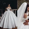New Gorgeous Arabic Dubai Ball Gown Bröllop Klänningar Av Skulder Lace Appliques Handgjorda Blommor Kristallpärlor Puffy Formella Brudklänningar