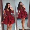 Seksowny Krótki Mini Dark Red Burgundii Koktajl Suknie V Neck Lace Aplikacja Zroszony Długie Rękawy Wielopięciowe Ruffles Homecoming Dress Party Prom Suknie