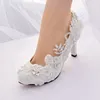 Sapatos de casamento de noiva com cristais de renda de designer para noiva 3D floral apliques de salto alto plus size dedo do pé redondo com strass sapatos femininos para formatura