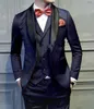 Ny Slim Fit Back Vent One Button Navy Blå Bröllop Brudgum Tuxedos Sjal Lapel Groomsmen Män Passar Prom Blazer (Jacka + Byxor + Vest + Tie) 193