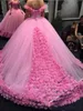 Abiti Quinceanera 2020 Lussuoso abito da ballo floreale 3D Off-spalla Cattedrale Treno Abito da ballo Sweety 15 Abiti da ballo per ragazze