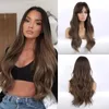 Emmor Long Ash Blonde Natural Wave Synthetisch Haar Pruiken met Pony Hoge Temperatuur Pluizige Cosplay Dagelijkse Pruik voor Vrouwen